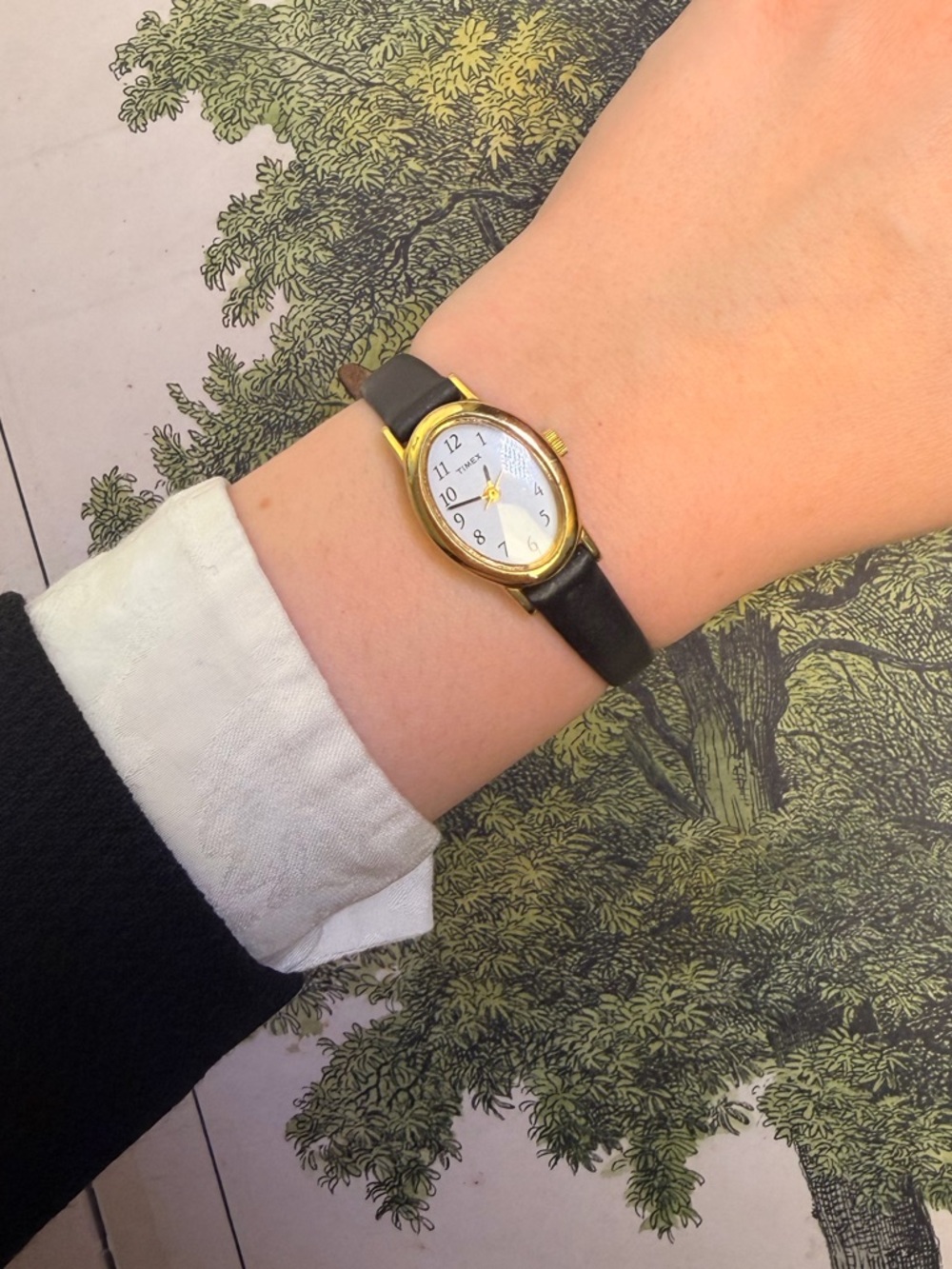 VTG Timex Gold Case White Dial Black Leather Strap Women's Watch Needs Battery - Picture 3 of 5